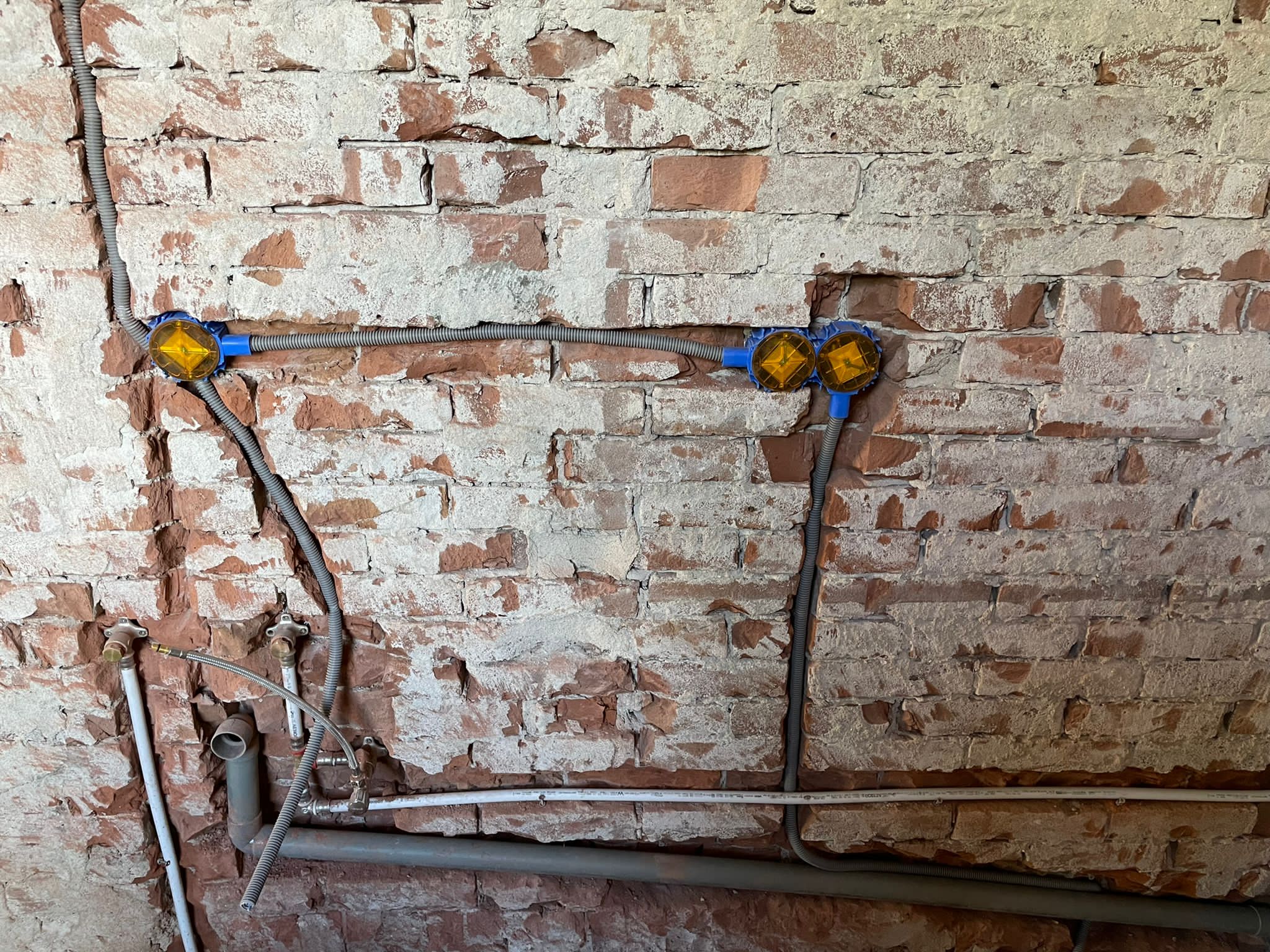 Elektrische inbouwdozen en leidingen tijdens een woningrenovatie