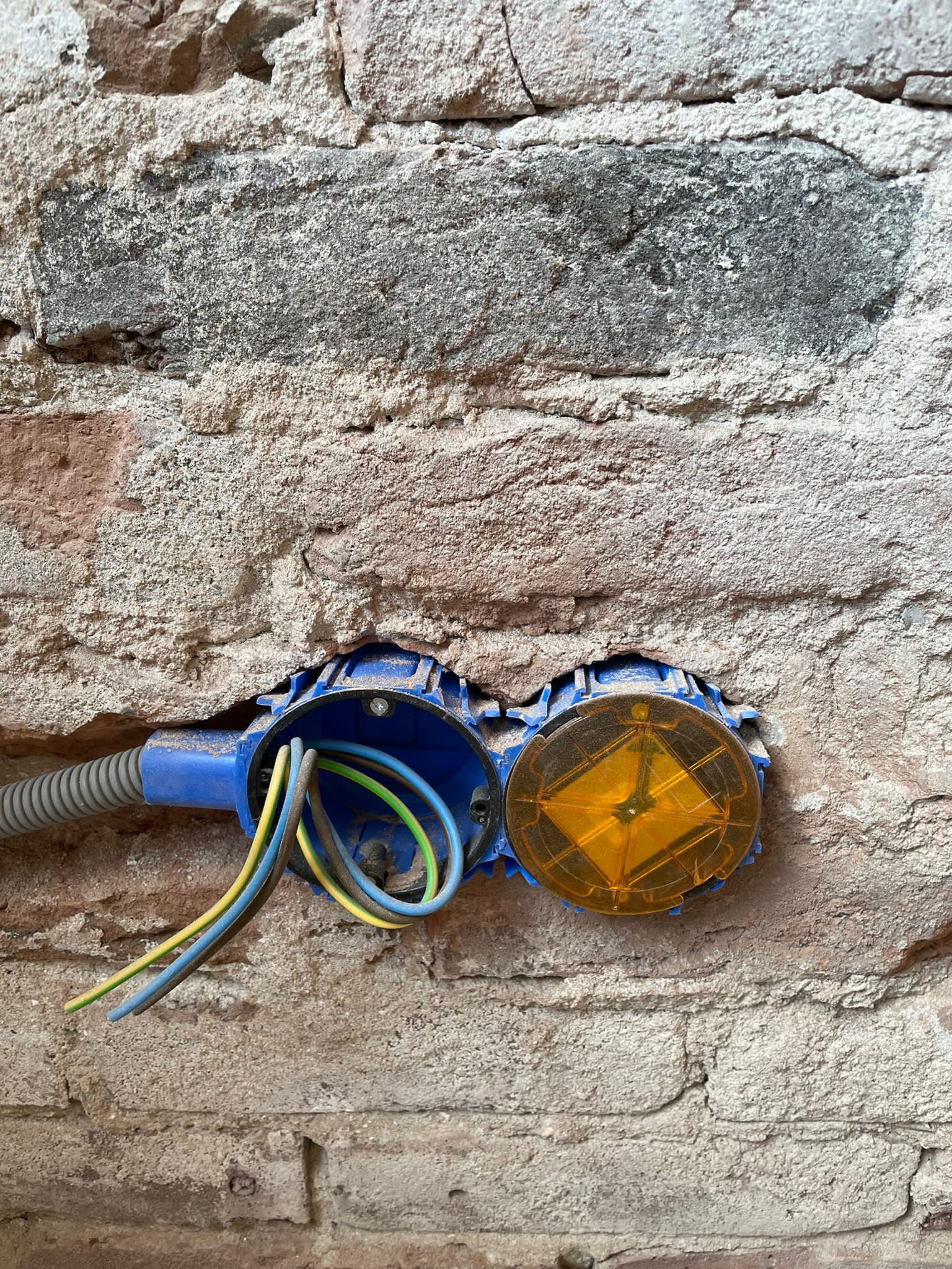 Bedrading in een inbouwdoos tijdens renovatiewerk