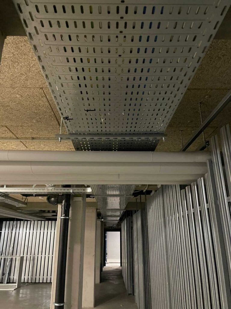 Kabelgoten in een technische utiliteitsruimte