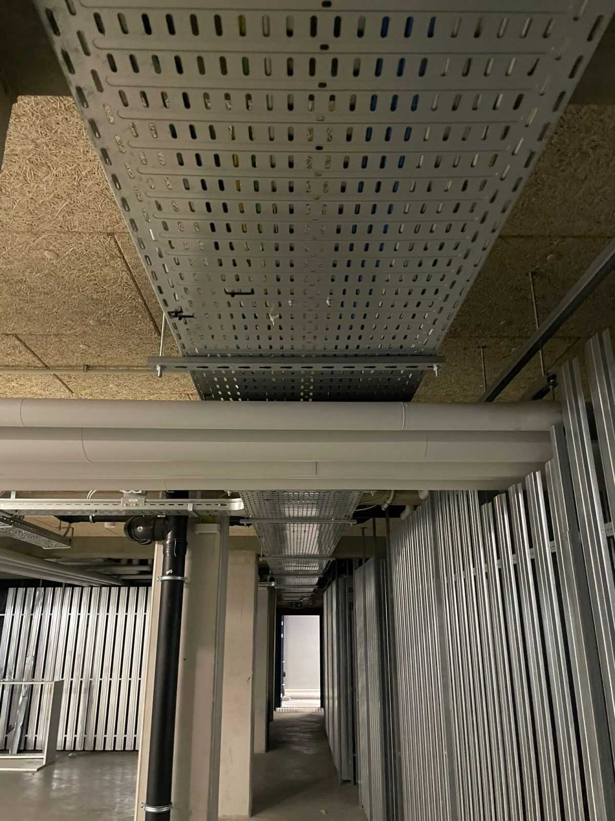 Kabelgoten in een technische utiliteitsruimte